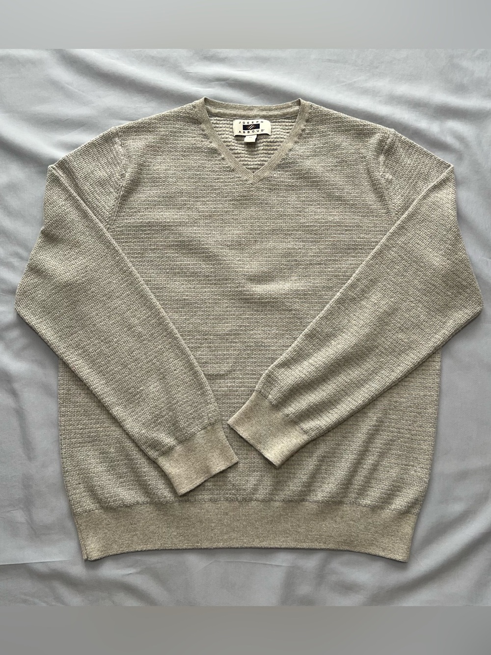 Joseph Abboud Men's V-Neck Sweater in Cream With Cool Grey Shading - Size XL